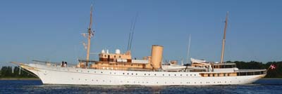 http://theyachtphoto.com/100/Dannebrog.jpg